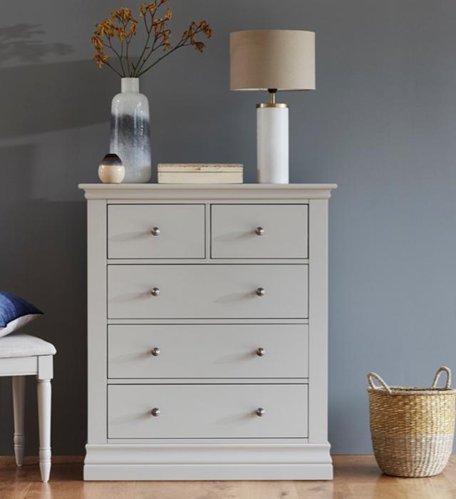 Cosy bedroom – white chest of drawers